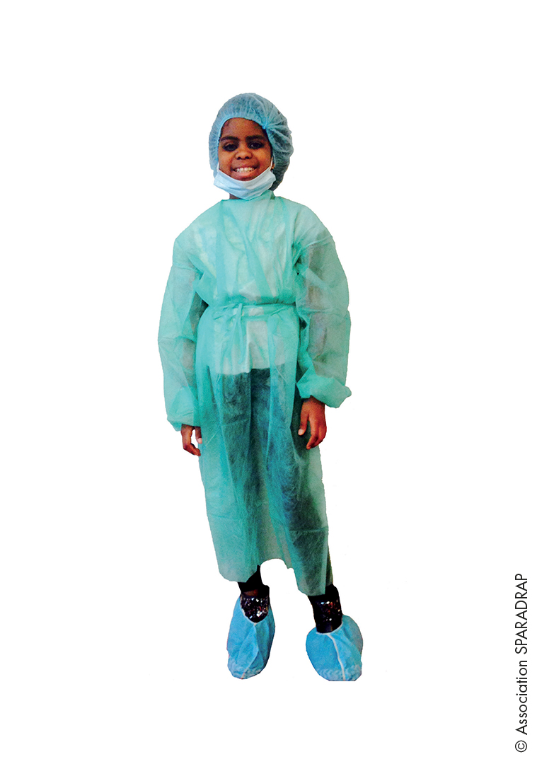 Photo d'un enfant portant une tenue médicale