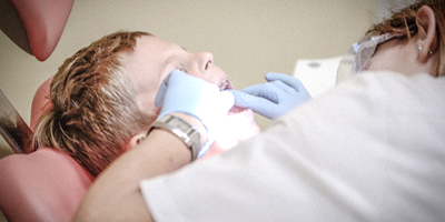 Faut-il enlever les dents de lait cariées de votre enfant ? - Dentiste pour  Enfants