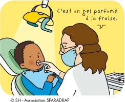 Le dentiste étale un gel sur les dents du garçon