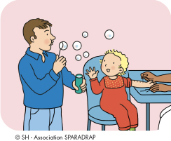 Un papa qui distrait son enfant pendant les tests