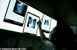 Soignant observant des radiographies