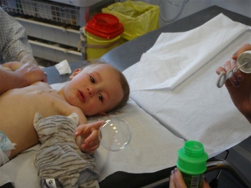 Enfant distrait par des bulles de savon