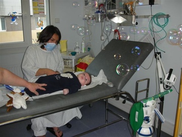 Enfant sur une table de soins