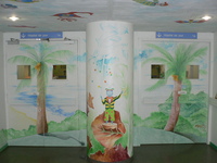 Hall d'accueil décoré d'une fresque
