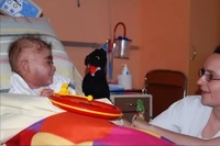 Une médecin distrait un enfant malade avec une marionnette