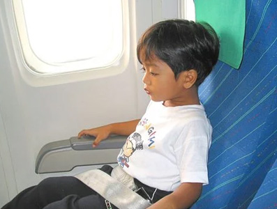 Enfant assis dans un avion