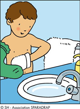 Un garçon fait sa toilette avec un platre au bras gauche 