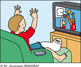 Un garçon avec un platre à la jambe regarde la télévision