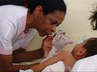 Une auxiliaire de puériculture réalise un spectacle de marionnettes à un enfant hospitalisé
