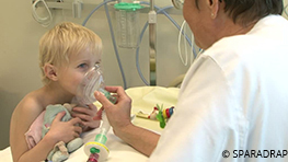 Une enfant respire du MEOPA avec son doudou dans les mains