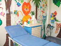 Vue de la salle de soins avec des animaux peints aux murs