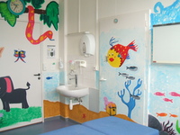 Autre vue de la salle de soins décorée d'animaux
