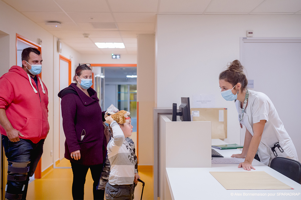 Enfant et ses parents accueillis dans le service