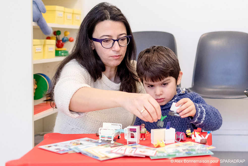 Une maman joue avec son fils