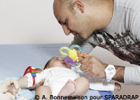 Distraction d'un bébé par son père