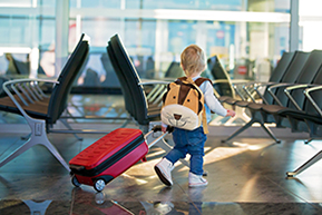 enfant dans un aéroport