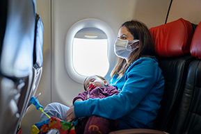 Voyager en avion avec un enfant : attention aux règles !