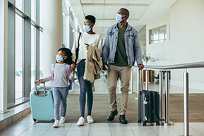 une famille dans un aéroport