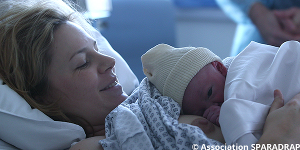 Maman en peau à peau avec son bébé en maternité