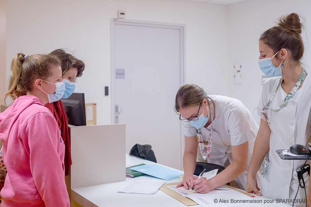 Famille à l'accueil de l'hôpital