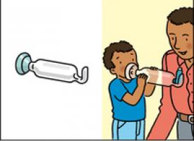 Un enfant utilise une chambre d'inhalation