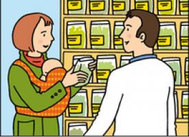 Une maman achète un sachet de plantes médicinales en pharmacie