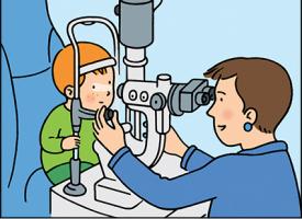 Un ophtalmologiste qui examine le fond d'oeil d'un enfant