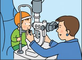 Un ophtalmologiste qui examine le fond d'oeil d'un enfant