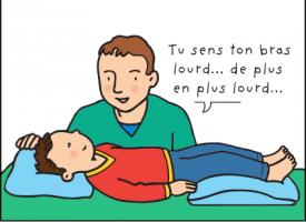 Un psychomotricien qui fait faire de la relaxation à un enfant