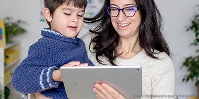 Maman et son enfant regardant une tablette numérique