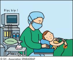 Un enfant avec un médecin anesthésiste au bloc opératoire