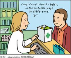 Une pharmacienne donne un sac de médicament à un client en lui disant : " Vous n'avez rien à régler, votre mutuelle paye la différence".
