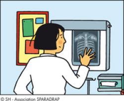 Un médecin regarde une radiographie posée sur un négatoscope