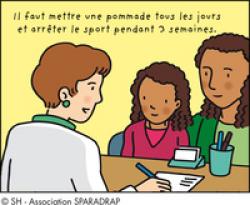 Un médecin écrit son ordonnance et parle à une maman et sa fille : " Il faut mettre de la pommade tous les jours et arrêter le sport endant 3 semaines."