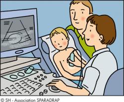 Un échographiste examine le ventre d'un enfant