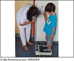 Photo d'un enfant pesé sur une balance