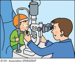 Un ophtalmologiste qui examine le fond d'oeil d'un enfant