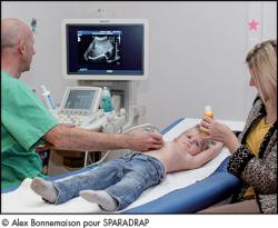 photo d'un échographiste qui examine le ventre d'un enfant