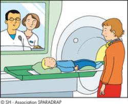 Un enfant allongé sur une table d'IRM