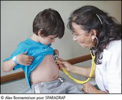 Le Médecin Examine Le Bébé Avec Un Stéthoscope. écoute Le Cœur