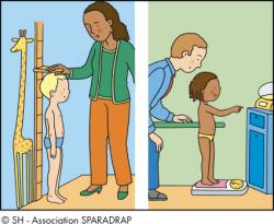Un enfant sous la toise et un enfant sur une balance
