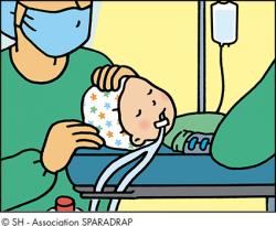 Gros plan sur un enfant anesthésié au bloc opératoire