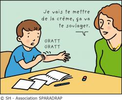 Un enfant qui se gratte le bras